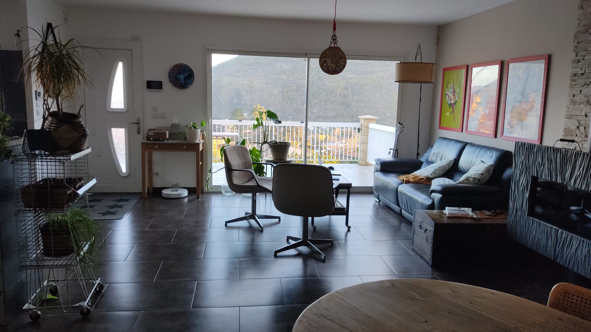 Pièce à vivre : coin salon côté terrasse nord vue sur le château