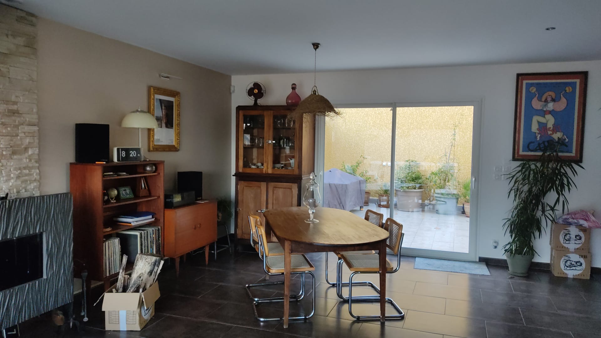 Pièce à vivre : coin repas côté terrasse sud