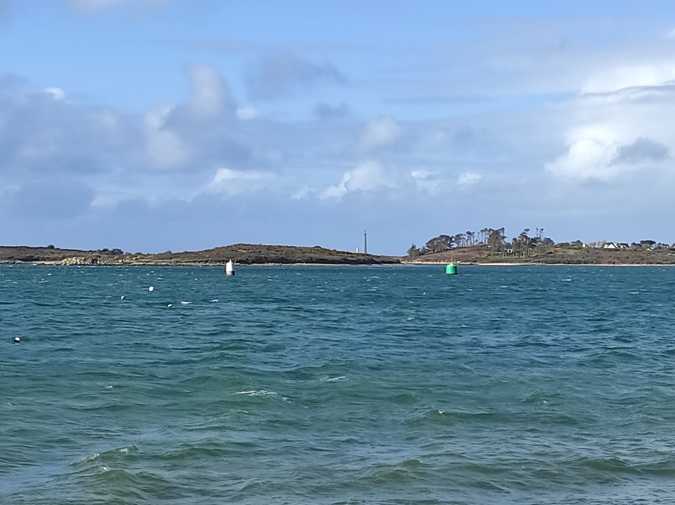 Vue sur Lilia et le phare de l'île Vierge