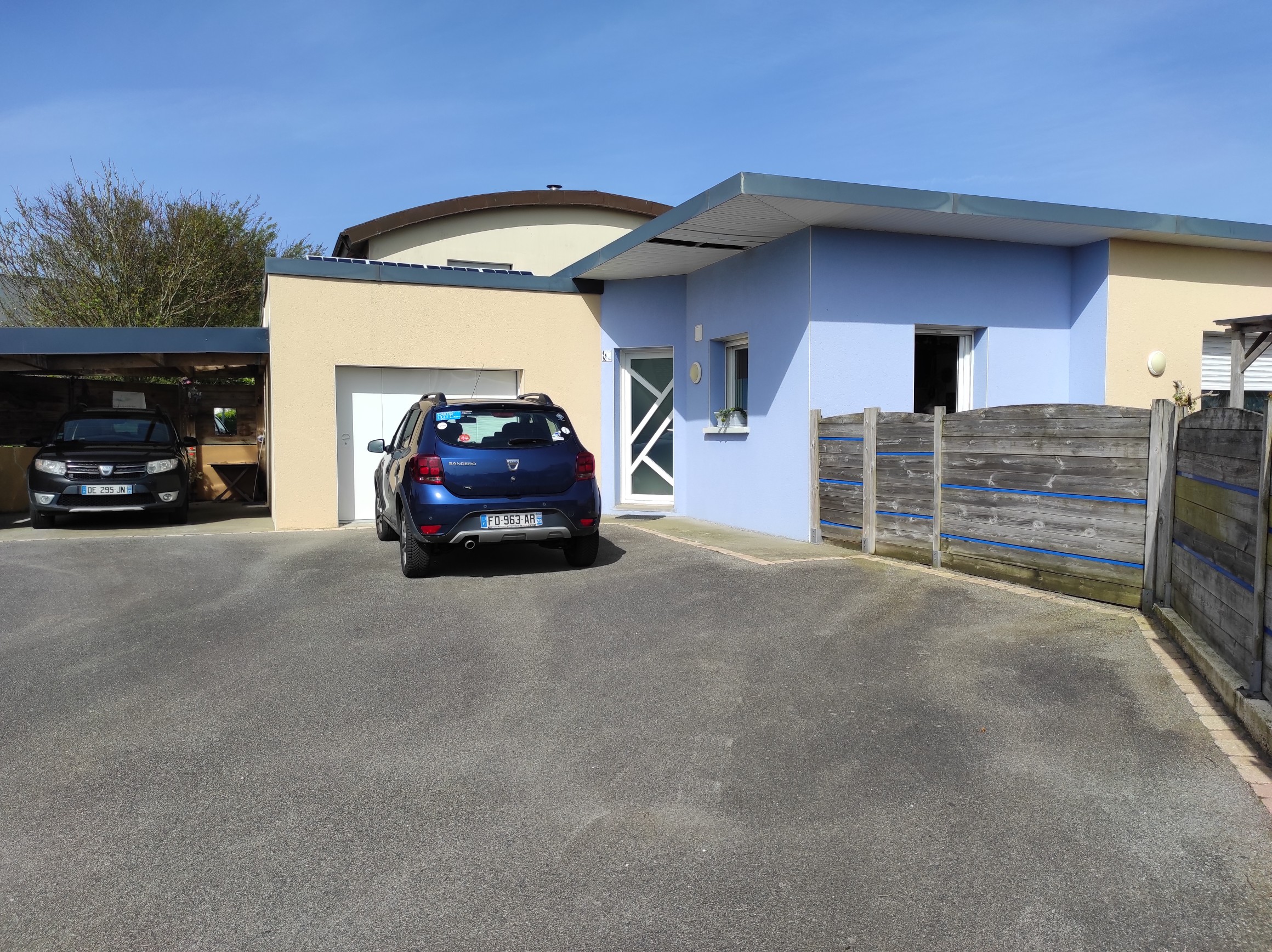 L'entrée et le carport